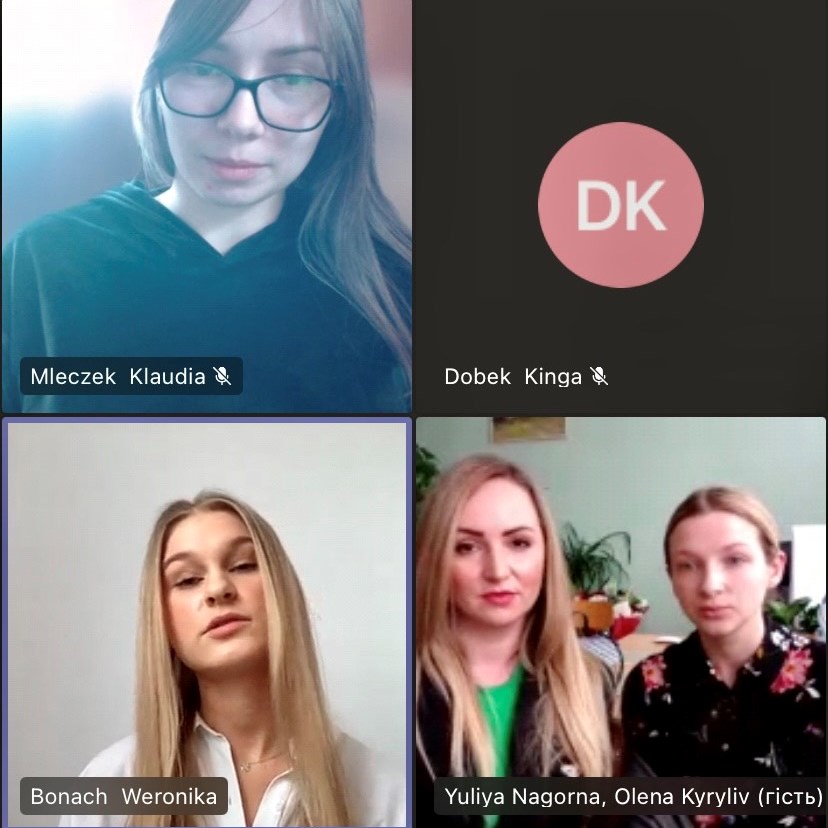 Аспірантки  Олена Кирилів та Юлія Нагорна під час виступу на конференції „MŁODE DZIENNIKARSTWO”, м. Жешув